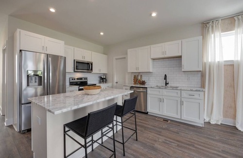 Whitebridge House | Broadway Boho - Rooftop Deck - Mins to Downtown - Sleeps 8