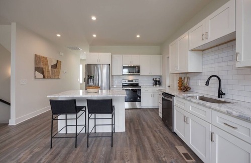 Whitebridge House | Broadway Boho - Rooftop Deck - Mins to Downtown - Sleeps 8