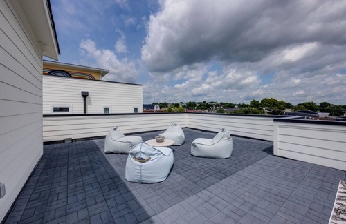 Whitebridge House | Broadway Boho - Rooftop Deck - Mins to Downtown - Sleeps 8