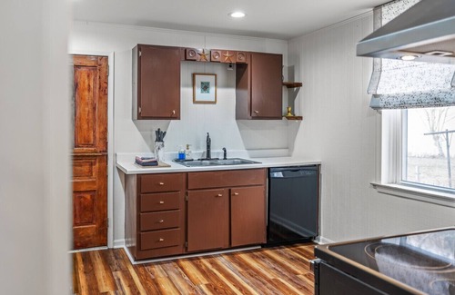 Berryville House | Broadway Cottage - Convenient location!