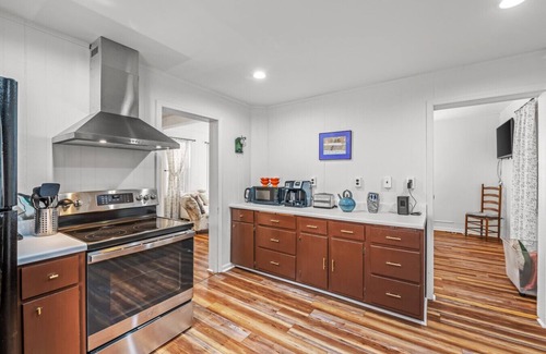 Berryville House | Broadway Cottage - Convenient location!