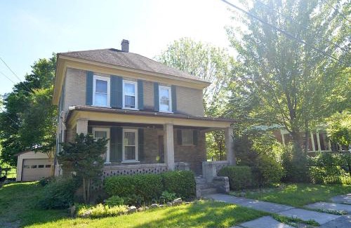 Berryville House | Broadway Cottage - Town, Hot Tub, Fire Pit, Grill, Wifi, Family Friendly, Pet Friendly