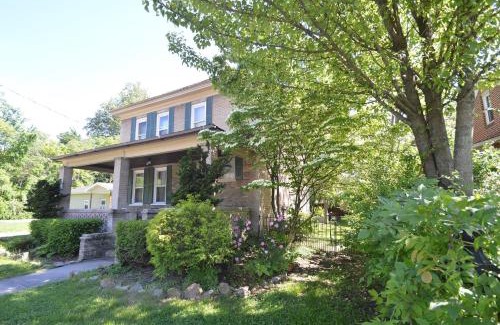 Berryville House | Broadway Cottage - Town, Hot Tub, Fire Pit, Grill, Wifi, Family Friendly, Pet Friendly