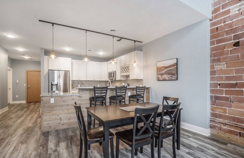 South Haven Condo | Broadway Getaway | Lavish Modern Downtown Loft w/Community Pool & Hot Tub