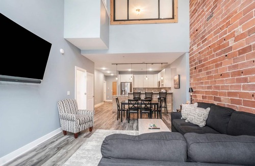 South Haven Condo | Broadway Getaway | Lavish Modern Downtown Loft w/Community Pool & Hot Tub