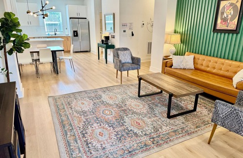 Donelson House | Broadway & Grand Ole Opry! Spacious 3-bed retreat sleeps 10, perfect for families & groups. Play together: dedicated game room with ping-pong & board games. Fully stocked kitchen & coffee bar Free parking & private entrance Kid-re