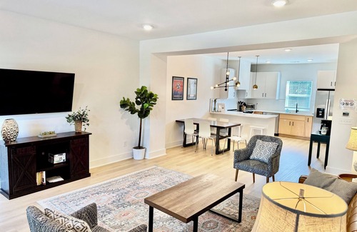Donelson House | Broadway & Grand Ole Opry! Spacious 3-bed retreat sleeps 10, perfect for families & groups. Play together: dedicated game room with ping-pong & board games. Fully stocked kitchen & coffee bar Free parking & private entrance Kid-re