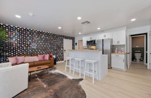 East Bank Apartment | Broadway Stay-Sleeps 6-Condo Near Music Row-Pool