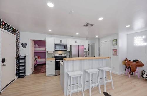 East Bank Apartment | Broadway Stay-Sleeps 6-Condo Near Music Row-Pool