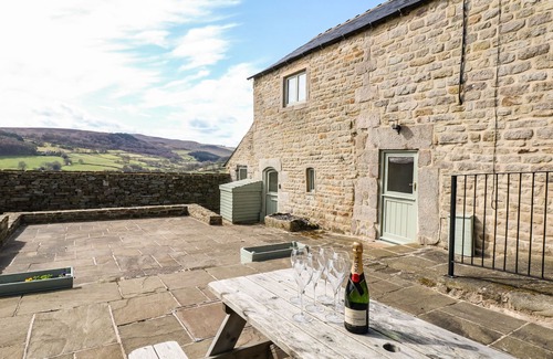 Hathersage Cottage | BROADWOOD BARN, pet friendly, character holiday cottage in Hathersage