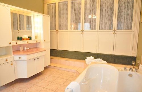 Historic Old Town Bed & Breakfast | Brockamour Manor Bed and Breakfast