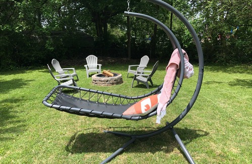 Broken Arrow House | Broken Arrow's Best!- Pool table, fire pit, & more!