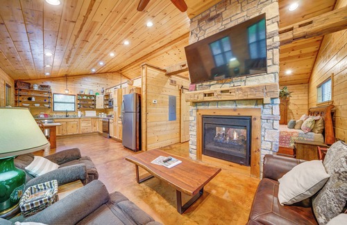 Broken Bow Apartment | Broken Bow Cabin: Hot Tub, Fire Pit & 7 Mi to Lake