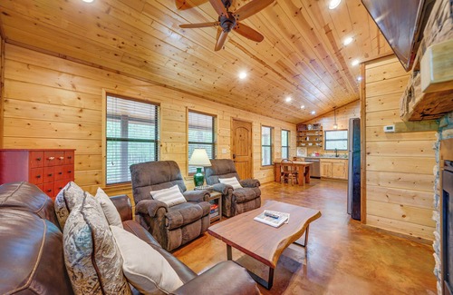 Broken Bow Apartment | Broken Bow Cabin: Hot Tub, Fire Pit & 7 Mi to Lake