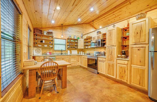 Broken Bow Apartment | Broken Bow Cabin: Hot Tub, Fire Pit & 7 Mi to Lake