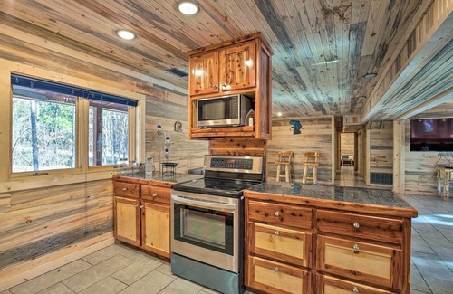 Broken Bow Cabin | Broken Bow Cabin w/ Hot Tub Near Beavers Bend