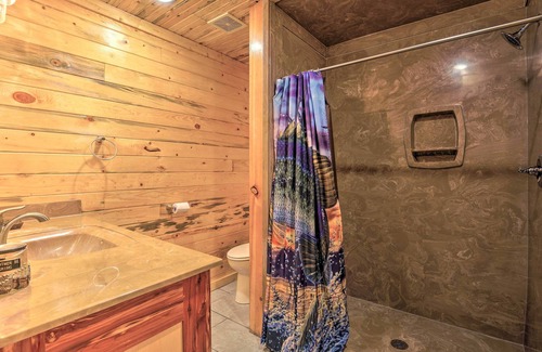 Broken Bow Cabin | Broken Bow Cabin w/ Hot Tub Near Beavers Bend