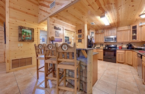 Broken Bow Cabin | Broken Bow Cabin w/Hot Tub & Deck - 4 Mi to Lake!
