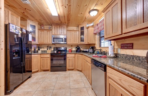 Broken Bow Cabin | Broken Bow Cabin w/Hot Tub & Deck - 4 Mi to Lake!