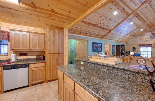 Broken Bow Cabin | Broken Bow Cabin w/Hot Tub & Deck - 4 Mi to Lake!