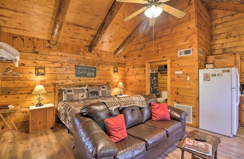 Broken Bow Cabin | Broken Bow Cabin w/Hot Tub & BBQ - 4 Mi to Lake!