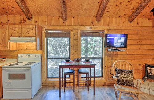 Broken Bow Cabin | Broken Bow Cabin w/Hot Tub & BBQ - 4 Mi to Lake!