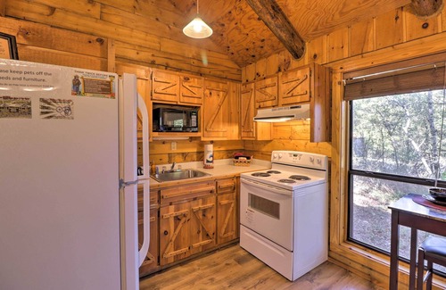 Broken Bow Cabin | Broken Bow Cabin w/Hot Tub & BBQ - 4 Mi to Lake!
