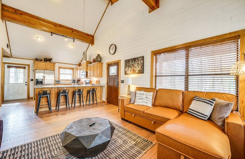 Broken Bow Cabin | Broken Bow Cabin w/Hot Tub ~ 5 Mi to State Park!