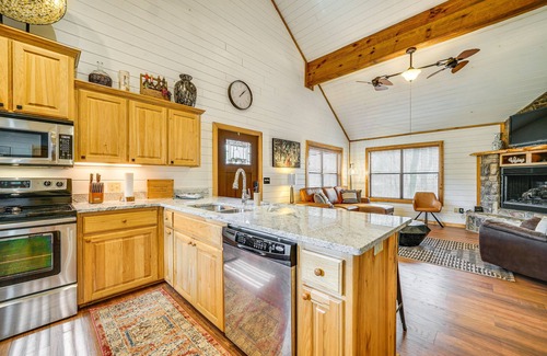Broken Bow Cabin | Broken Bow Cabin w/Hot Tub ~ 5 Mi to State Park!