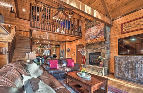Broken Bow Cabin | Broken Bow Luxury Cabin: Pool Table & Hot Tub
