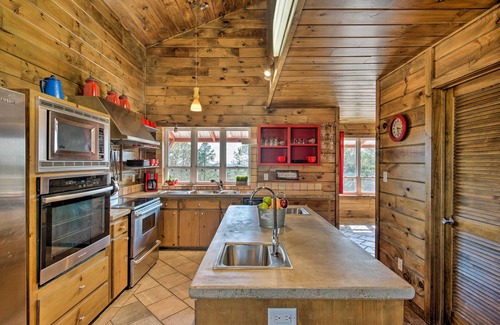 Broken Bow Cabin | Broken Bow Mountaintop Home w/Hot Tub!