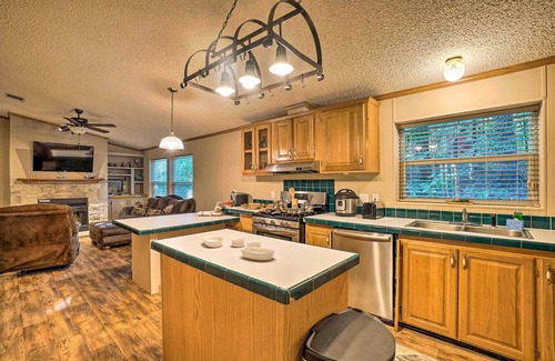 Broken Bow Cabin | Broken Bow Oasis: Hot Tub, Fire Pit & Patio