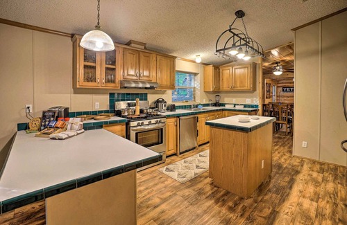 Broken Bow Cabin | Broken Bow Oasis: Hot Tub, Fire Pit & Patio