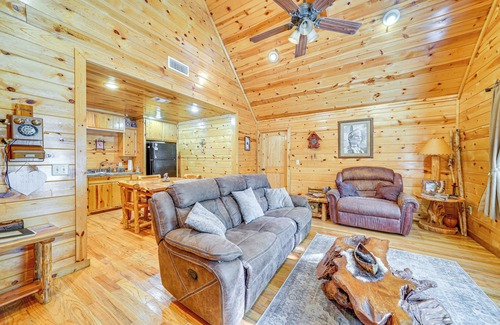 Broken Bow Cabin | Broken Bow Rental Cabin w/Hot Tub & Bar