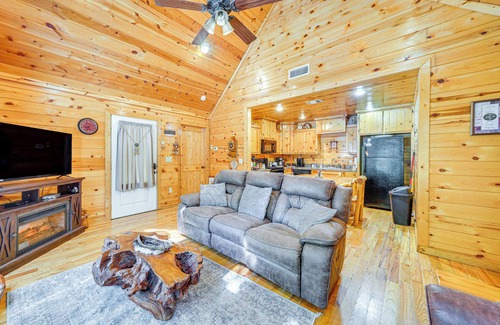 Broken Bow Cabin | Broken Bow Rental Cabin w/Hot Tub & Bar