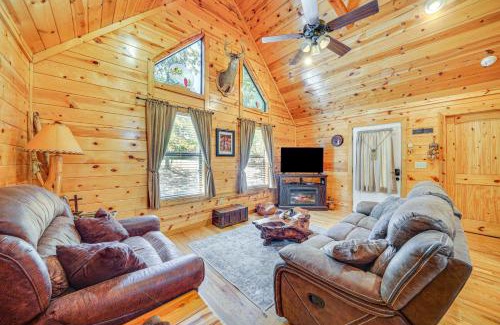Broken Bow House | Broken Bow Rental Cabin with Hot Tub and Bar