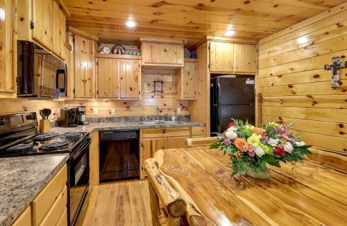 Broken Bow House | Broken Bow Rental Cabin with Hot Tub and Bar