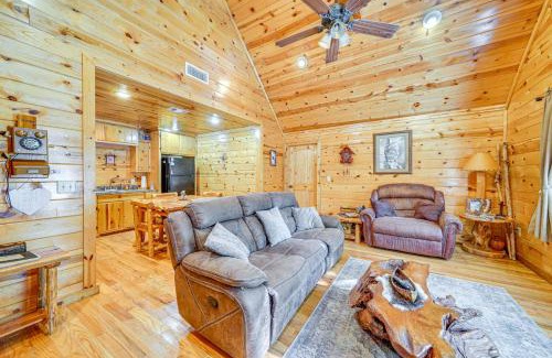 Broken Bow House | Broken Bow Rental Cabin with Hot Tub and Bar