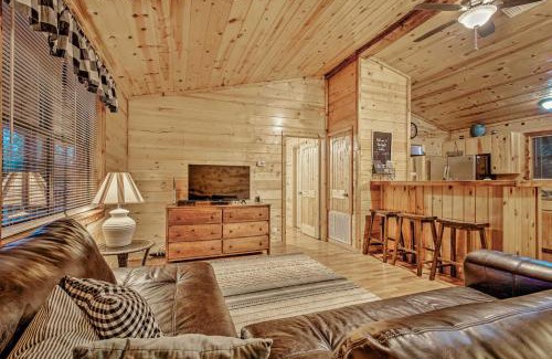 Broken Bow House | Broken Bow Starlight Cabin with Private Hot Tub!