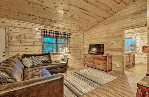 Broken Bow House | Broken Bow Starlight Cabin with Private Hot Tub!