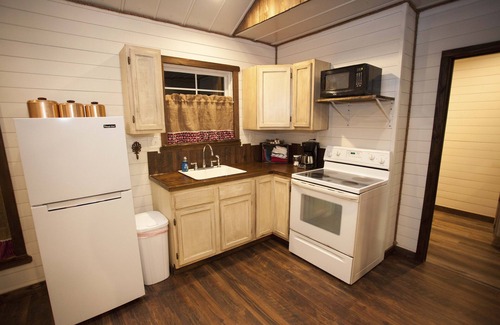Deweyville House | Broken Wire Cabin-Peaceful, private and safe country experience!