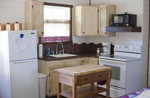 Deweyville House | Broken Wire Cabin-Peaceful, private and safe country experience!