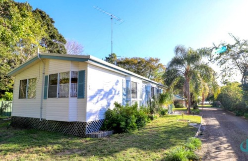 Swansea House | Bromyard Lakeside Cottage - access to waterfront