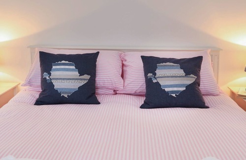 Brynsiencyn Cottage | BRON HAUL, pet friendly, country holiday cottage in Brynsiencyn