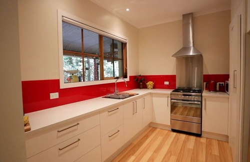 Mount Dandenong Cottage | Brook Cottage. 7 Acre Rain Forest Paradise
