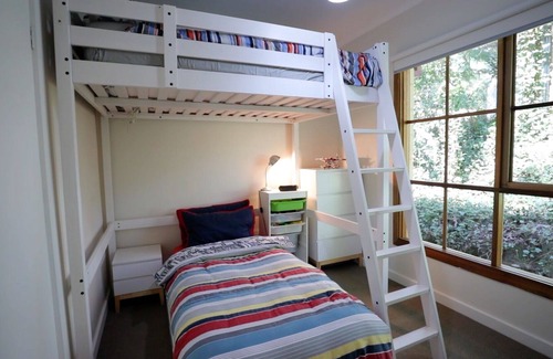 Mount Dandenong Cottage | Brook Cottage. 7 Acre Rain Forest Paradise