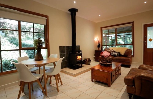 Mount Dandenong Cottage | Brook Cottage. 7 Acre Rain Forest Paradise