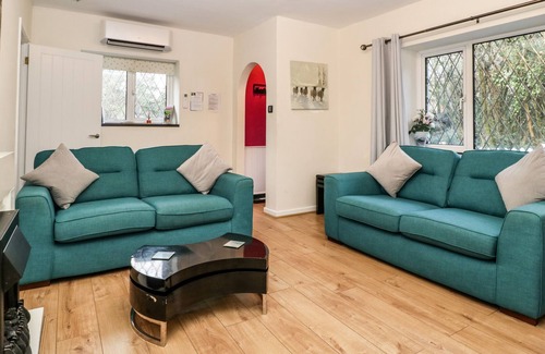 Lydney Cottage | BROOK COTTAGE, pet friendly, with hot tub in Lydney