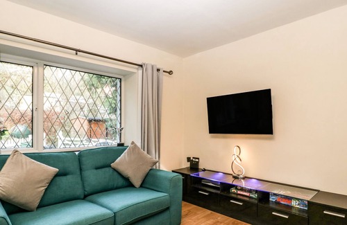 Lydney Cottage | BROOK COTTAGE, pet friendly, with hot tub in Lydney