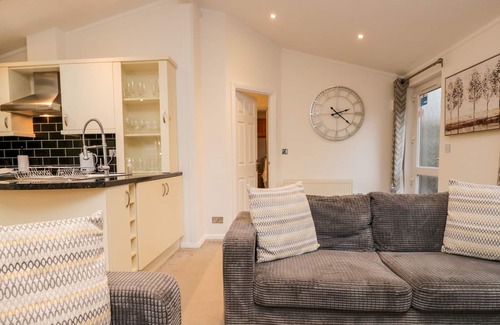 Windermere Cabin | BROOK LODGE, family friendly, with a garden in Bowness-On-Windermere